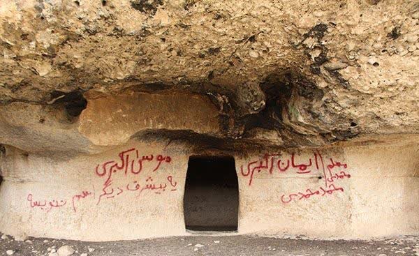 تنها گور دخمه تنگ دز اندیکا ، اثر ملی ثبت‌شده اشکانی، امروز آغل گوسفندان و تخته‌سیاه وندال‌هاست