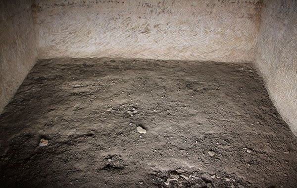 تنها گور دخمه تنگ دز اندیکا ، اثر ملی ثبت‌شده اشکانی، امروز آغل گوسفندان و تخته‌سیاه وندال‌هاست