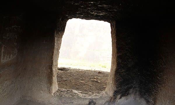 تنها گور دخمه تنگ دز اندیکا ، اثر ملی ثبت‌شده اشکانی، امروز آغل گوسفندان و تخته‌سیاه وندال‌هاست