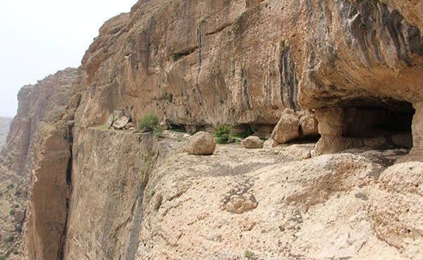 تنها گور دخمه تنگ دز اندیکا ، اثر ملی ثبت‌شده اشکانی، امروز آغل گوسفندان و تخته‌سیاه وندال‌هاست