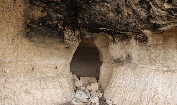 تنها گور دخمه تنگ دز اندیکا ، اثر ملی ثبتشده اشکانی، امروز آغل گوسفندان و تختهسیاه وندالهاست