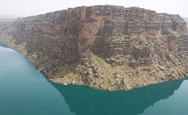 تنها گور دخمه تنگ دز اندیکا ، اثر ملی ثبت‌شده اشکانی، امروز آغل گوسفندان و تخته‌سیاه وندال‌هاست
