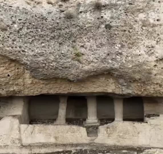 تنها گور دخمه تنگ دز اندیکا ، اثر ملی ثبت‌شده اشکانی، امروز آغل گوسفندان و تخته‌سیاه وندال‌هاست