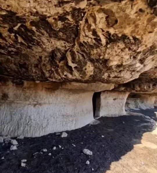 تنها گور دخمه تنگ دز اندیکا ، اثر ملی ثبت‌شده اشکانی، امروز آغل گوسفندان و تخته‌سیاه وندال‌هاست