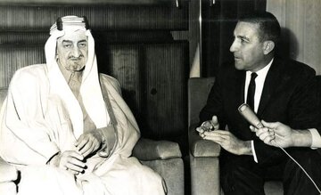 عکس/ ملک فیصل، پادشاه عربستان در مسجد الحرام؛ سال ۱۳۴۵