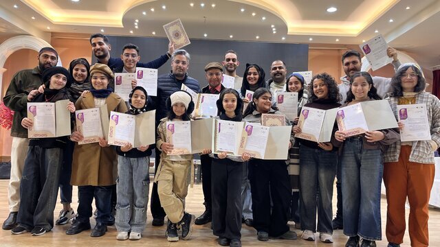 حضور هنرمندان سمنانی در جشنواره ملی تئاتر کودک و نوجوانان، مورد توجه ویژهای قرار گرفت. این جشنواره به عنوان یک رویداد معتبر، فرصتی را برای نمایش استعدادها و خلاقیتهای نسل جوان فراهم آورد. هنرمندان این استان با آثار خود درخششی چشمگیر از خود نشان دادند. حضور هنرمندان سمنانی در جشنواره ملی تئاتر کودک و نوجوانان، مورد توجه ویژهای قرار گرفت. این جشنواره به عنوان یک رویداد معتبر، فرصتی را برای نمایش استعدادها و خلاقیتهای نسل جوان فراهم آورد. هنرمندان این استان با آثار خود درخششی چشمگیر از خود نشان دادند.