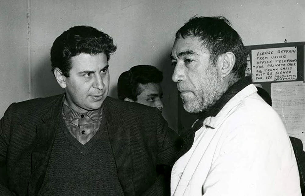 عکس: حمزه در کنار خانوادهاش شامل همسر و فرزندانش، در صحنهای از فیلم «محمد رسولالله» که در سال ۱۳۴۳ گرفته شده است. عکس: حمزه در کنار خانوادهاش شامل همسر و فرزندانش، در صحنهای از فیلم «محمد رسولالله» که در سال ۱۳۴۳ گرفته شده است.