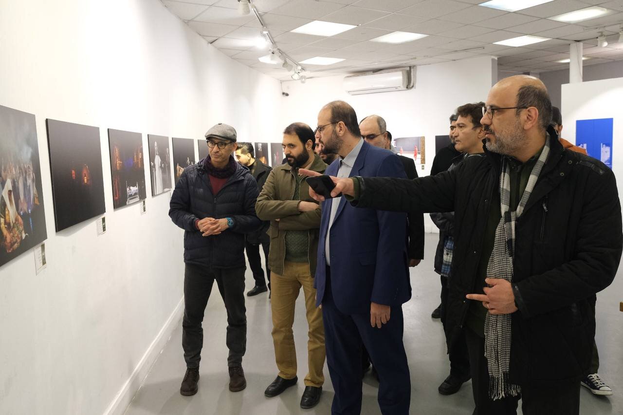 نمایشگاه عکس «شهر» با عنوان «تهران روی دیوارها» به تازگی افتتاح شد. این رویداد هنری، تصاویر متنوعی از پایتخت را به نمایش گذاشته و به بررسی چهرههای مختلف تهران میپردازد. نمایشگاه عکس «شهر» با عنوان «تهران روی دیوارها» به تازگی افتتاح شد. این رویداد هنری، تصاویر متنوعی از پایتخت را به نمایش گذاشته و به بررسی چهرههای مختلف تهران میپردازد.