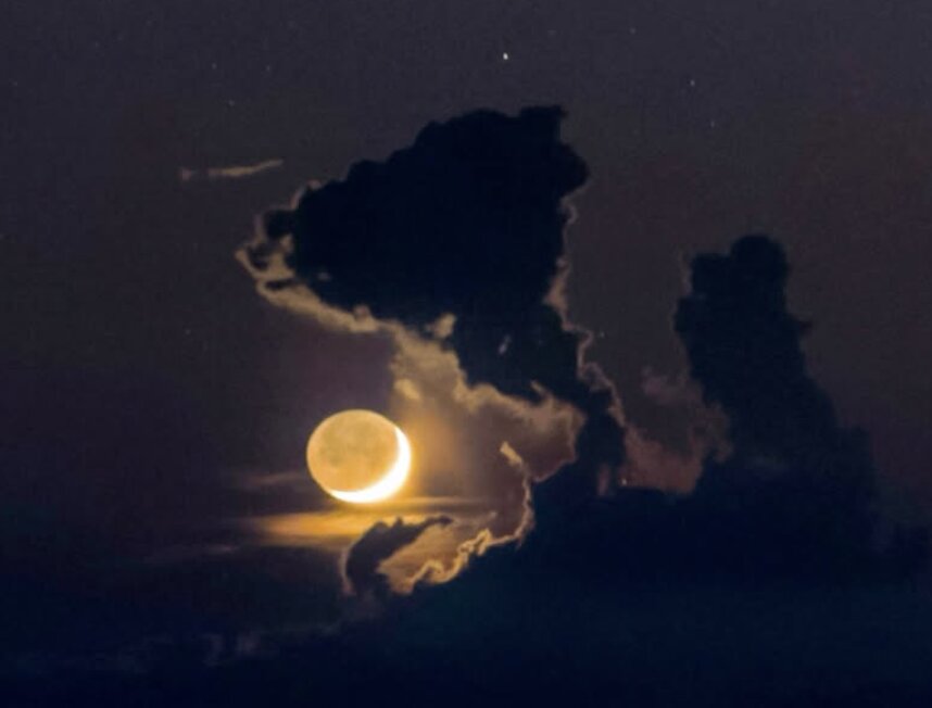 هفته گذشته، هنرمند معروف بابک تفرشی با خلق یک اثر خیرهکننده در آسمان هاوایی توجهات را جلب کرد. این اثر که با عنوان “هیولای ابری در تعقیب ماه” شناخته میشود، تصویر جالبی از بازی نور و ابراز طبیعی در آسمان را به نمایش میگذارد. این شاهکار به سرعت به یکی از آثار شاخص تفرشی تبدیل شده و علاقهمندان بسیاری را به خود جذب کرده است. هفته گذشته، هنرمند معروف بابک تفرشی با خلق یک اثر خیرهکننده در آسمان هاوایی توجهات را جلب کرد. این اثر که با عنوان “هیولای ابری در تعقیب ماه” شناخته میشود، تصویر جالبی از بازی نور و ابراز طبیعی در آسمان را به نمایش میگذارد. این شاهکار به سرعت به یکی از آثار شاخص تفرشی تبدیل شده و علاقهمندان بسیاری را به خود جذب کرده است.