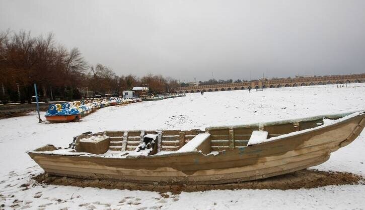 «بارش باران»؛ موهبتی که به دردسری بدل میشود / اصفهان؛ شهری خشک که در سیلابهای خیابانی غوطهور است! «بارش باران»؛ موهبتی که به دردسری بدل میشود / اصفهان؛ شهری خشک که در سیلابهای خیابانی غوطهور است!