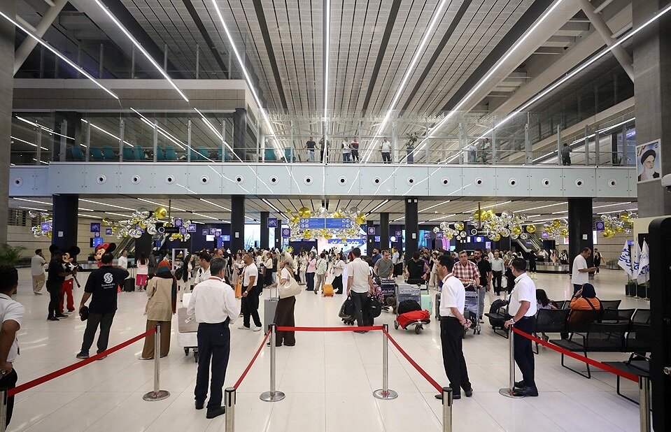 با ادامه روند گردشگری در جزیره کیش، فرودگاه بینالمللی این منطقه در روزهای اخیر شاهد ثبت ۱۰۲ پرواز بوده است. افزایش تردد هوایی نشاندهنده رونق و شکوفایی سفرها به این نقطه محبوب گردشگری است. با ادامه روند گردشگری در جزیره کیش، فرودگاه بینالمللی این منطقه در روزهای اخیر شاهد ثبت ۱۰۲ پرواز بوده است. افزایش تردد هوایی نشاندهنده رونق و شکوفایی سفرها به این نقطه محبوب گردشگری است.