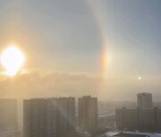 ببینید | رنگین‌کمان جادویی زمستانی در شهری در روسیه در دمای منفی 25 درجه سانتیگراد