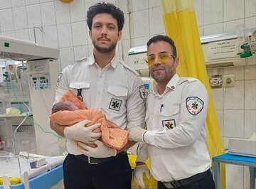 تولد نوزاد قزوینی همزمان با شب یلدا در آمبولانس