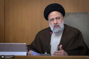 شهید رئیسی خودش آمد دم در اداره ثبت احوال و به مسئول اداره گفت بیا پایین و برای فرزند این فرد شناسنامه به نام مسیحا صادر کن شهید رئیسی خودش آمد دم در اداره ثبت احوال و به مسئول اداره گفت بیا پایین و برای فرزند این فرد شناسنامه به نام مسیحا صادر کن