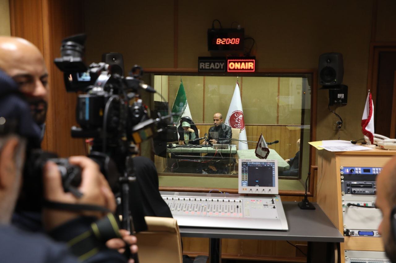 رادیو مقاومت به طور رسمی آغاز به کار کرد. این رادیو به بازگویی روایتهای ایستادگی در دوران دفاع مقدس ۱۲ روزه میپردازد. رادیو مقاومت به طور رسمی آغاز به کار کرد. این رادیو به بازگویی روایتهای ایستادگی در دوران دفاع مقدس ۱۲ روزه میپردازد.