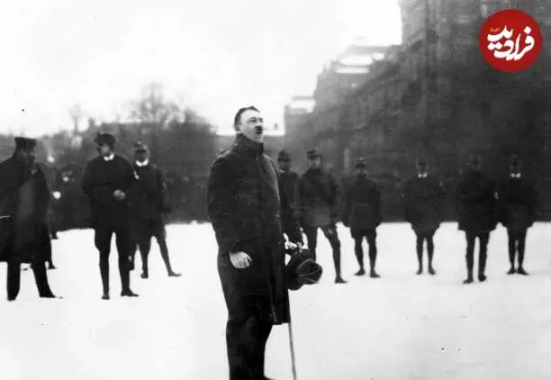 عکس/ آدولف هیتلر در نخستین گردهمایی پرچمداران در مونیخ: سال ۱۳۰۱
