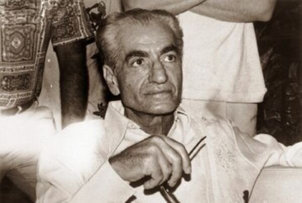 خاطرات علم: شاه از عدم بارش برف بسیار ناراحت شده بود. در این باره بیان کردم که خشکسالی و تملقهای دروغین، از مشکلات پایدار این سرزمین به شمار میآید. خاطرات علم: شاه از عدم بارش برف بسیار ناراحت شده بود. در این باره بیان کردم که خشکسالی و تملقهای دروغین، از مشکلات پایدار این سرزمین به شمار میآید.