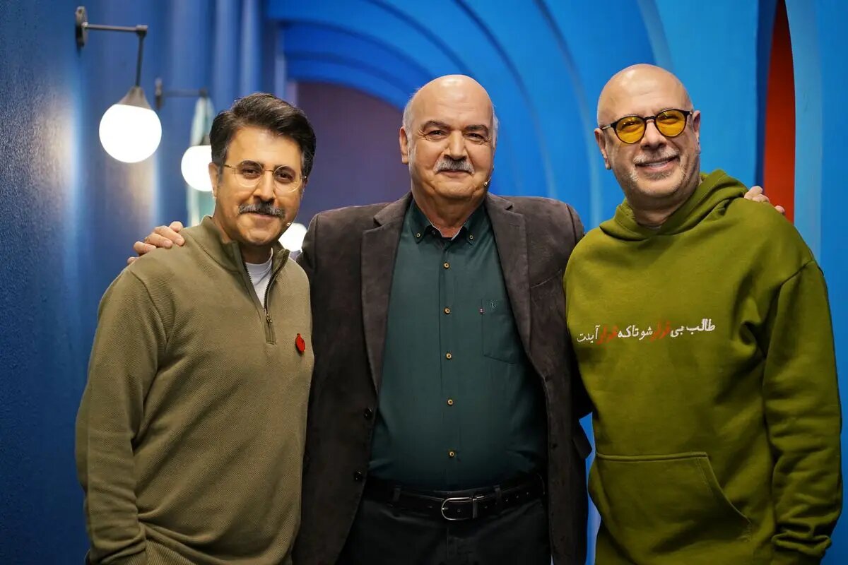 جنابخان به ایرج طهماسب به صورت کنایهآمیز اشاره کرد و گفت: “شما بوی سیگار میدهید.” این اظهارنظر به نوعی به عادتهای ایرج طهماسب پرداخت. جنابخان به ایرج طهماسب به صورت کنایهآمیز اشاره کرد و گفت: “شما بوی سیگار میدهید.” این اظهارنظر به نوعی به عادتهای ایرج طهماسب پرداخت.