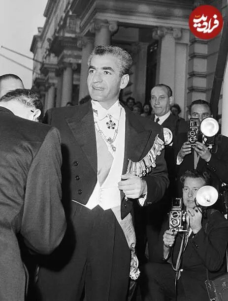 عکس | استایل محمدرضا پهلوی در حال ورود به سفارت ایران در لندن در سال ۱۳۳۸