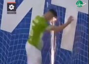 ببینید | لحظه شوکه‌کننده وسط مسابقه؛ پاشیده شدن شعله‌های آتش به چشم فوتسالیست روسی