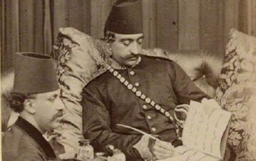 خاطرات ناصرالدین‌شاه: . امین‌السلطان را فرستادم طول و عرض و ارتفاع طاق کسری را با طناب اندازه کند