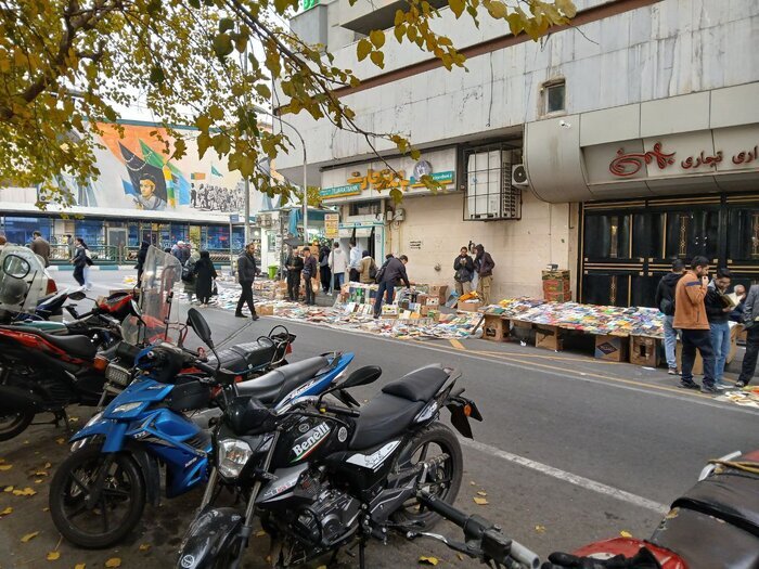 قاچاقچیان کتاب در جامعه جولان می‌دهند/ ناشران پشت دیوار سانسور