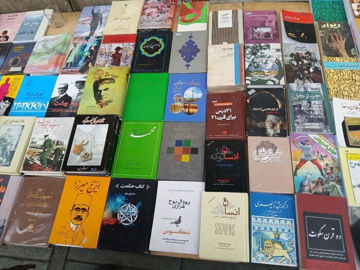 قاچاقچیان کتاب در جامعه جولان می‌دهند/ ناشران پشت دیوار سانسور