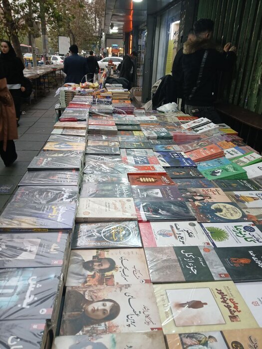 قاچاقچیان کتاب در جامعه جولان می‌دهند/ ناشران پشت دیوار سانسور