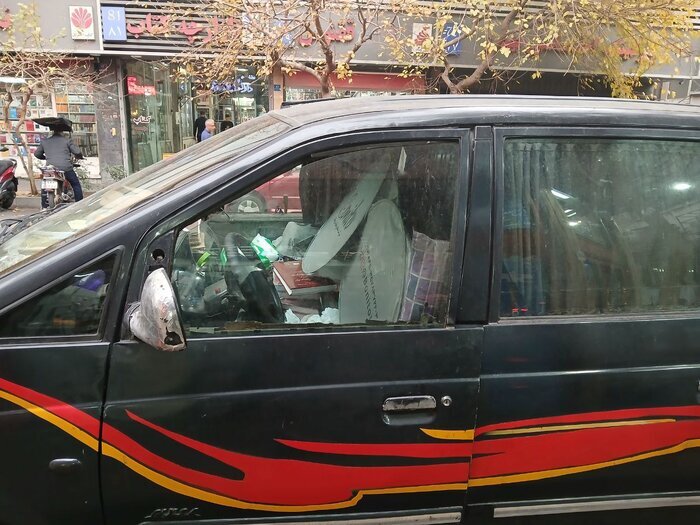 قاچاقچیان کتاب در جامعه جولان می‌دهند/ ناشران پشت دیوار سانسور