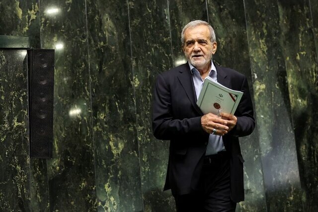 لحظه تقدیم لایحه بودجه به مجلس + عکس