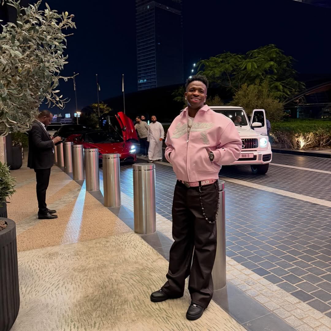 عکس | فرار وینیسیوس و نامزدش از مادرید؛ استراحت ستاره برزیلی در دبی