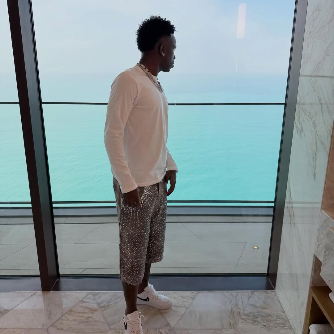 عکس | فرار وینیسیوس و نامزدش از مادرید؛ استراحت ستاره برزیلی در دبی