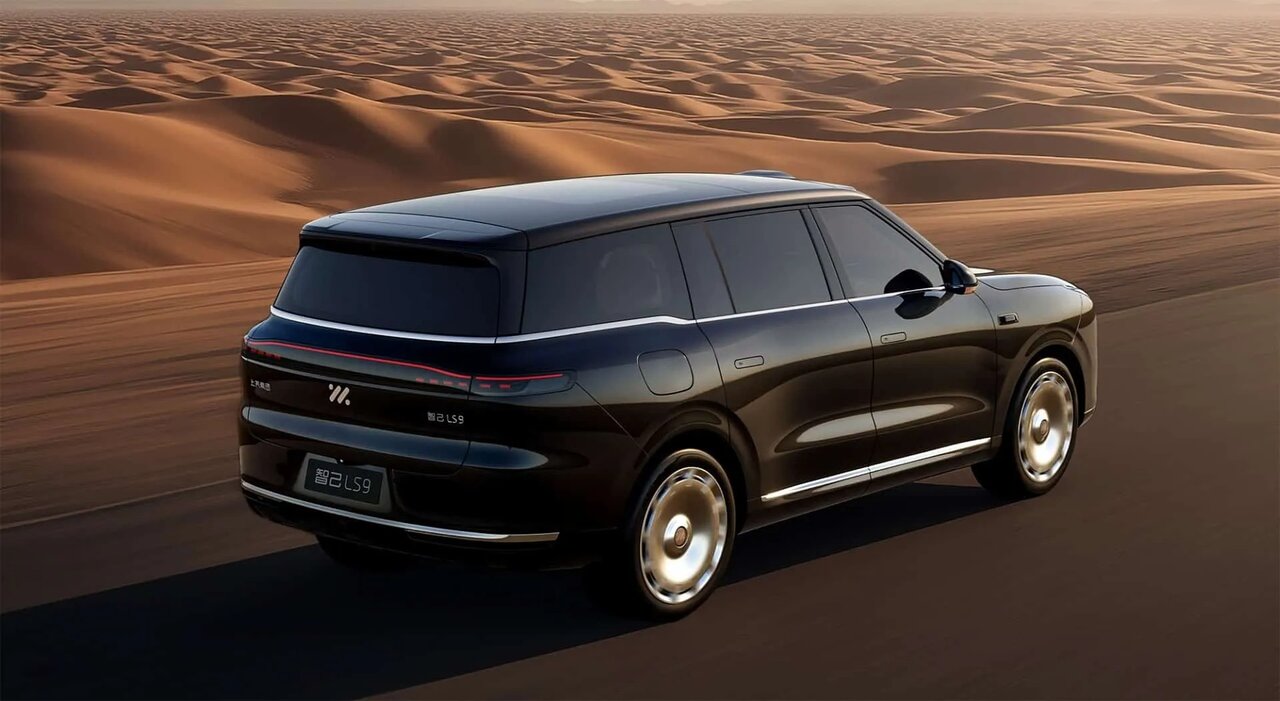 مقایسه تویوتا لندکروزر ۲۰۲۵ با شاسیبلند چینی ایران خودرو