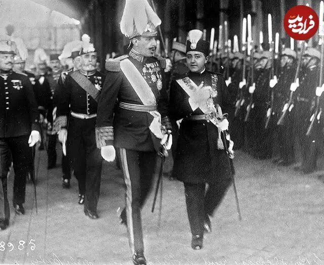 عکس/ پادشاه اسپانیا در حال استقبال از احمدشاه قاجار؛ سال ۱۳۰۱