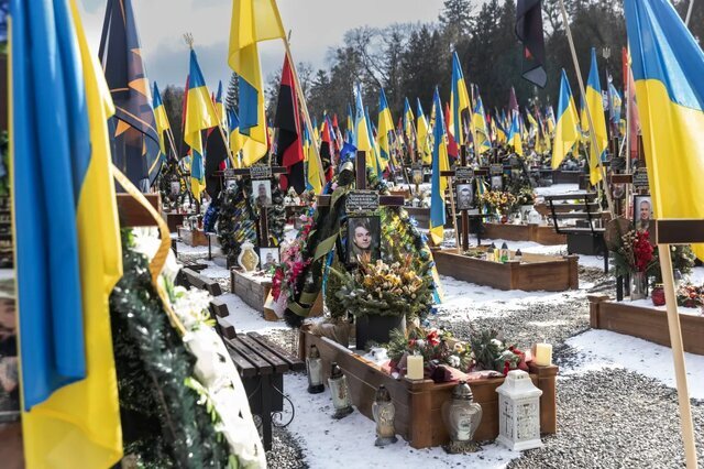 گورستانهای اوکراین لبریز از تلفات جنگ؛بیش از هزار سرباز در اینجا دفن شدهاند / عکس