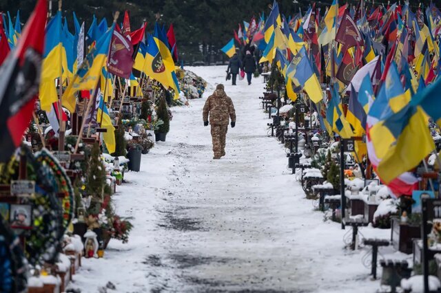 گورستان‌های اوکراین لبریز از تلفات جنگ؛بیش از هزار سرباز در اینجا دفن شده‌اند / عکس