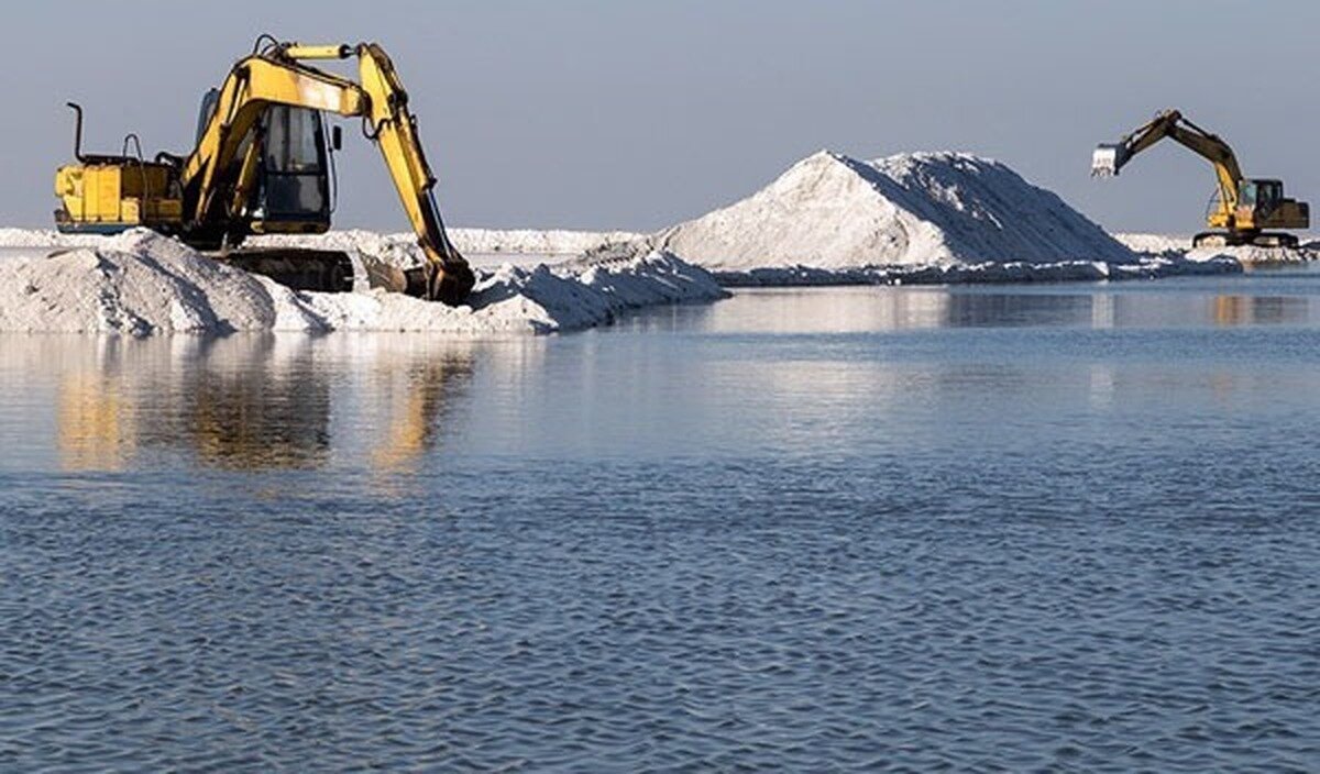 پمپاژ بیرویه؛ عامل اصلی مرگ دریاچه ارومیه/ تبدیل بخشهای بزرگی از دریاچه به «انباشت نمکی»