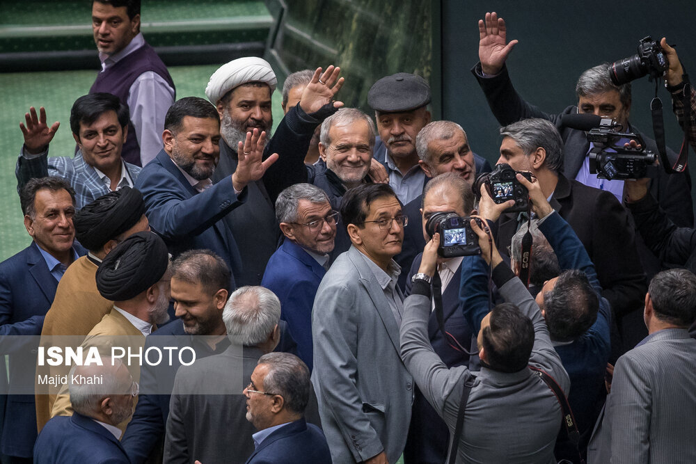 خوش و بش نمایندگان با پزشکیان/ خنده های ثابتی در کنار نبویان+تصاویر