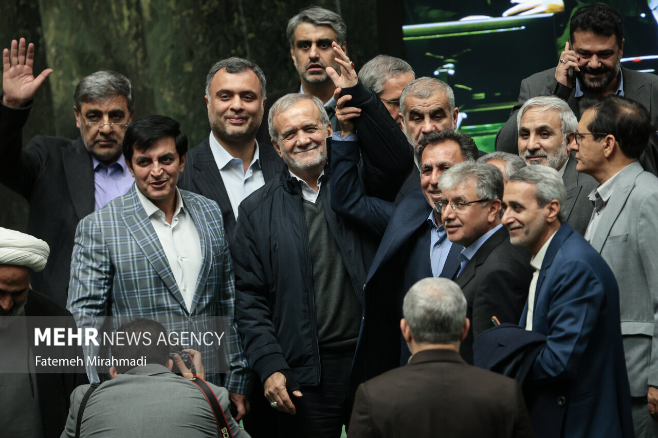 خوش و بش نمایندگان با پزشکیان/ خنده های ثابتی در کنار نبویان+تصاویر