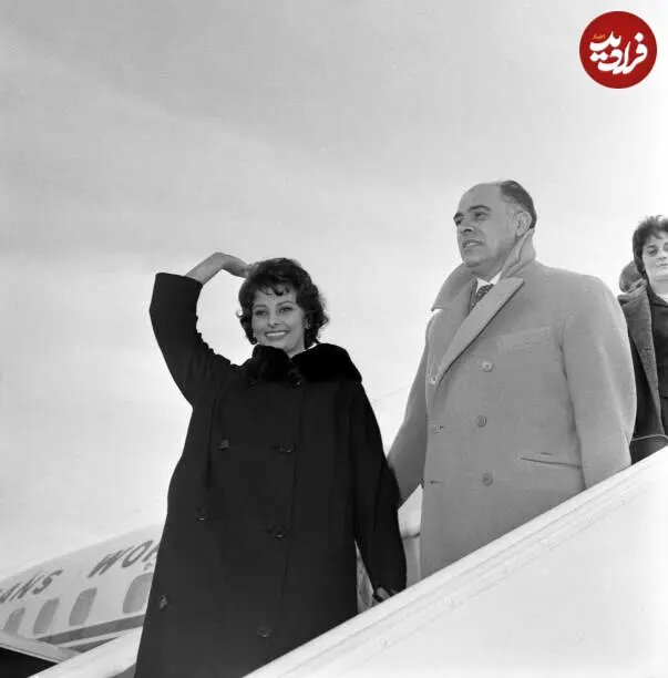 عکس/ سوفیا لورن و همسرش در حال پیاده شدن از هواپیما در فرانسه؛ سال ۱۳۳۶
