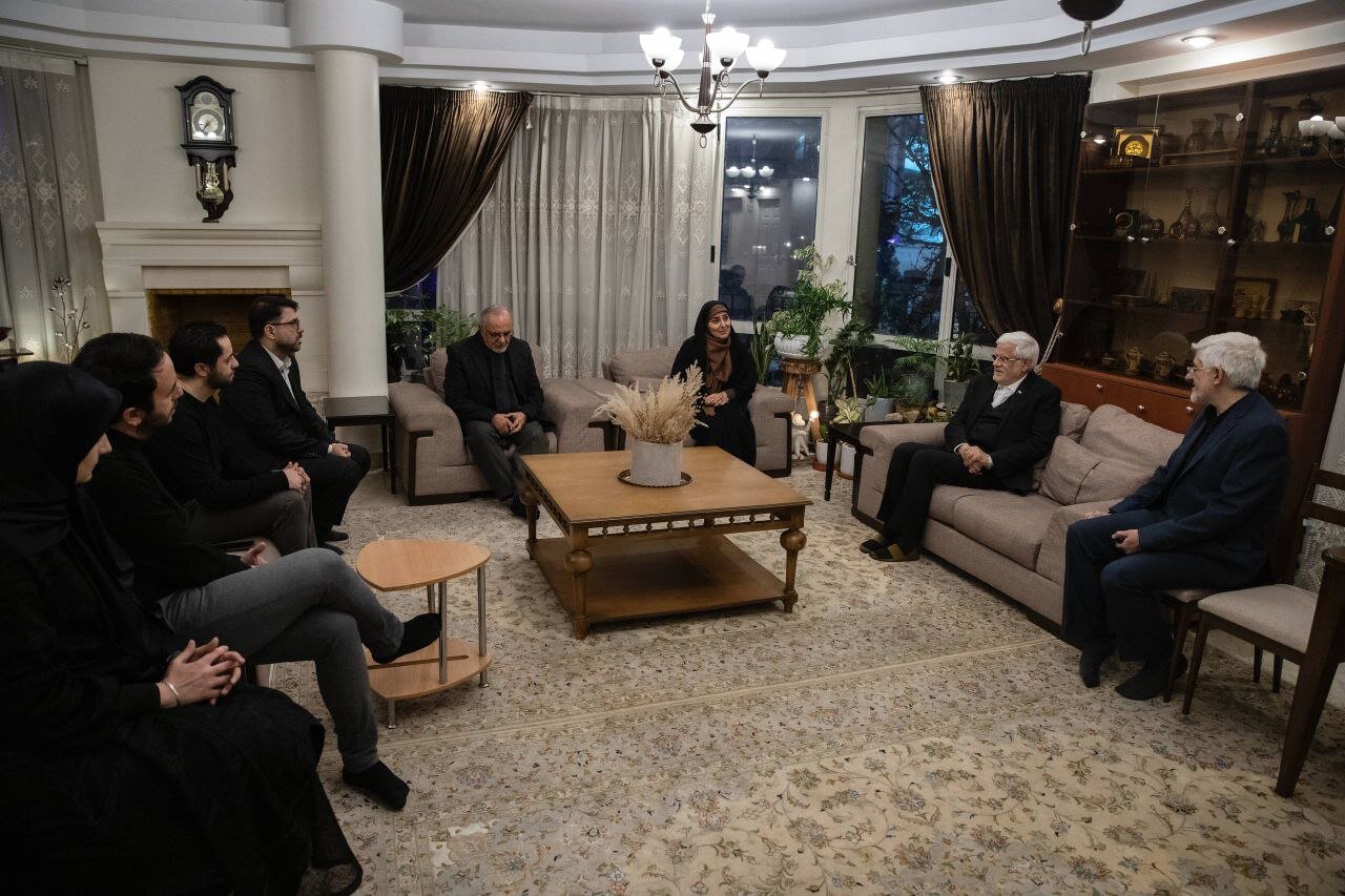 دیدار محمدرضا عارف با خانواده اشرف بروجردی/خانم وزیر راه هم بود + تصویر