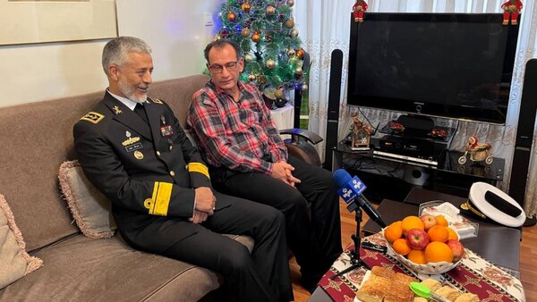 عکسی از مقام بلندرتبه ارتش در خانه یک ارمنی در آستانه سال نو میلادی+ عکس