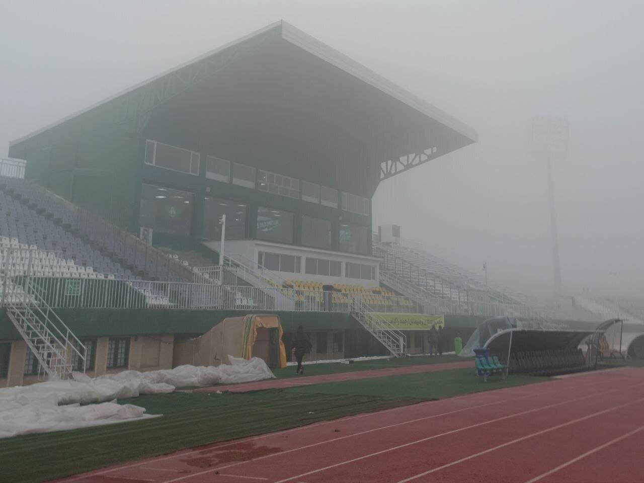 عکس | مه شدید در اراک؛ یک بازی لیگ برتر به تعویق افتاد