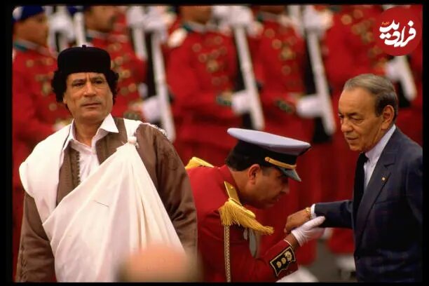 عکس/ سرهنگ قذافی ۴۷ ساله در کنار پادشاه مراکش؛ سال ۱۳۶۷