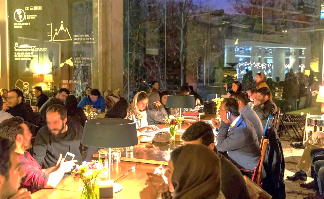 چرا سعید جلیلی با پاتوق ها ی جوانان از جمله کافه ها مخالف است؟ / نادیده انگاری سیاست رسمی در پاتوق ها / پاتوق ها مقوم حوزه عمومی و جامعه مدنی