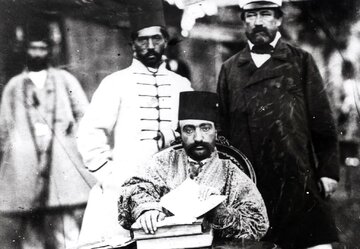 خاطرات ناصرالدین‌شاه: قدری از اشعار سعدی را منتخب می‌کردم، میرزا علی‌خان می‌نوشت