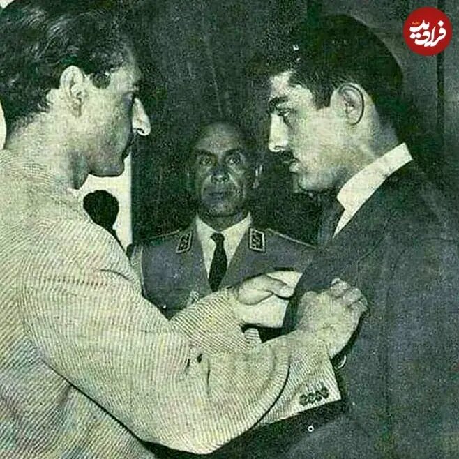 عکس/ «فردین» در حال دریافت نشان لیاقت از «محمدرضا پهلوی؛ سال ۱۳۳۳