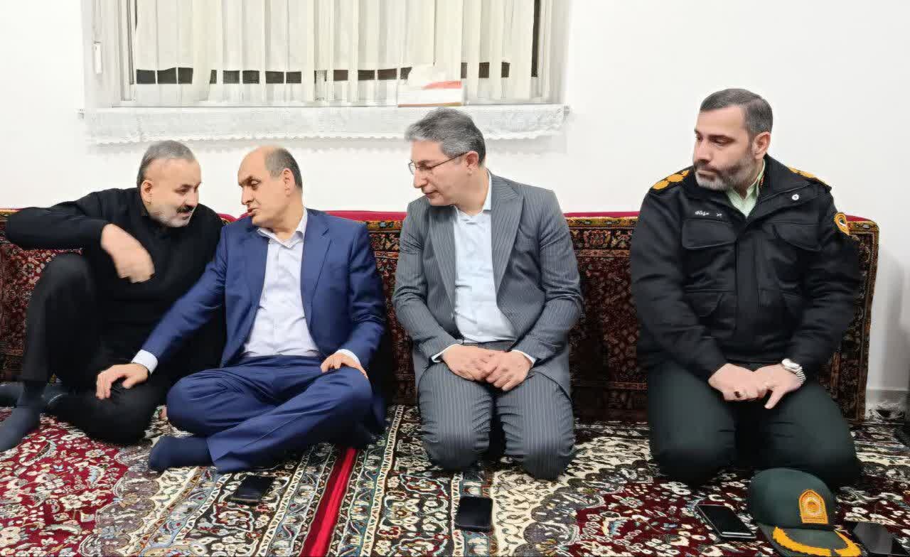 با حضوراستاندار در صومعه سرا؛ با خانوادههای شهیدان امیرحسام جوینده و ایرج صفریپور دیدار کرد. با حضوراستاندار در صومعه سرا؛ با خانوادههای شهیدان امیرحسام جوینده و ایرج صفریپور دیدار کرد.