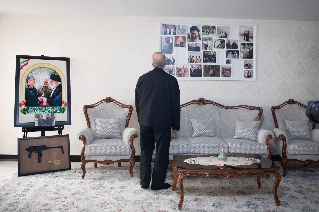 دیدار علی لاریجانی با خانواده شهیدان حاجیزاده و محمود باقری/ عکس خاص لاریجانی حین تماشای عکس های سرداران شهید جنگ 12 روزه + تصاویر