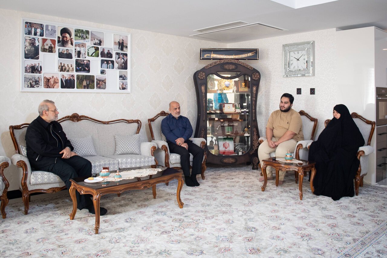 دیدار علی لاریجانی با خانواده شهیدان حاجیزاده و محمود باقری/ عکس خاص لاریجانی حین تماشای عکس های سرداران شهید جنگ 12 روزه + تصاویر